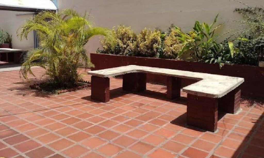 Banquitos de entrada al Instituto Libertador en Cumaná