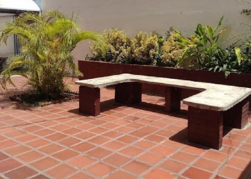 Banquitos de entrada al Instituto Libertador en Cumaná