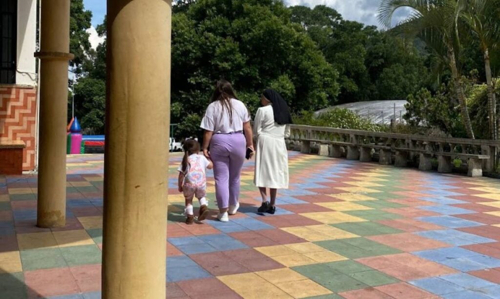 Foto de pasillo del Colegio Padre Alcalá en Cumaná